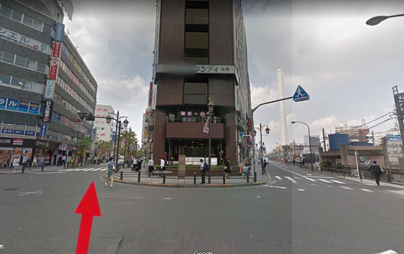 ホテルサンシティーに沿って左側を100M程直進してください